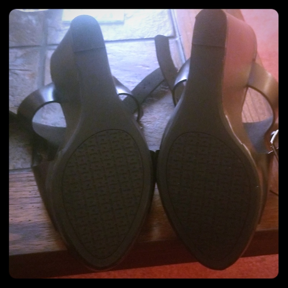 Wedge heel shoes
